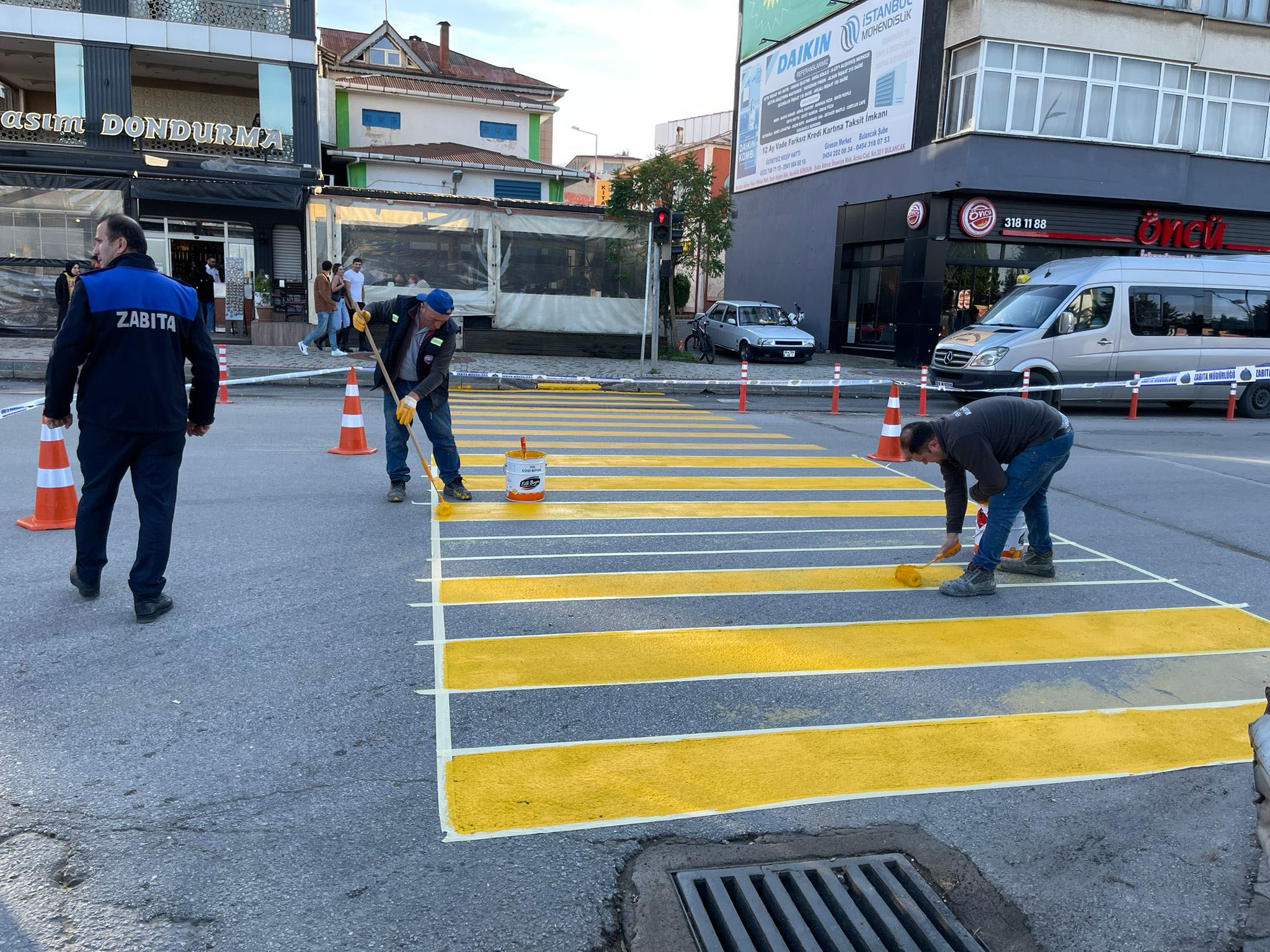 Yaya geçitleri yenilendi