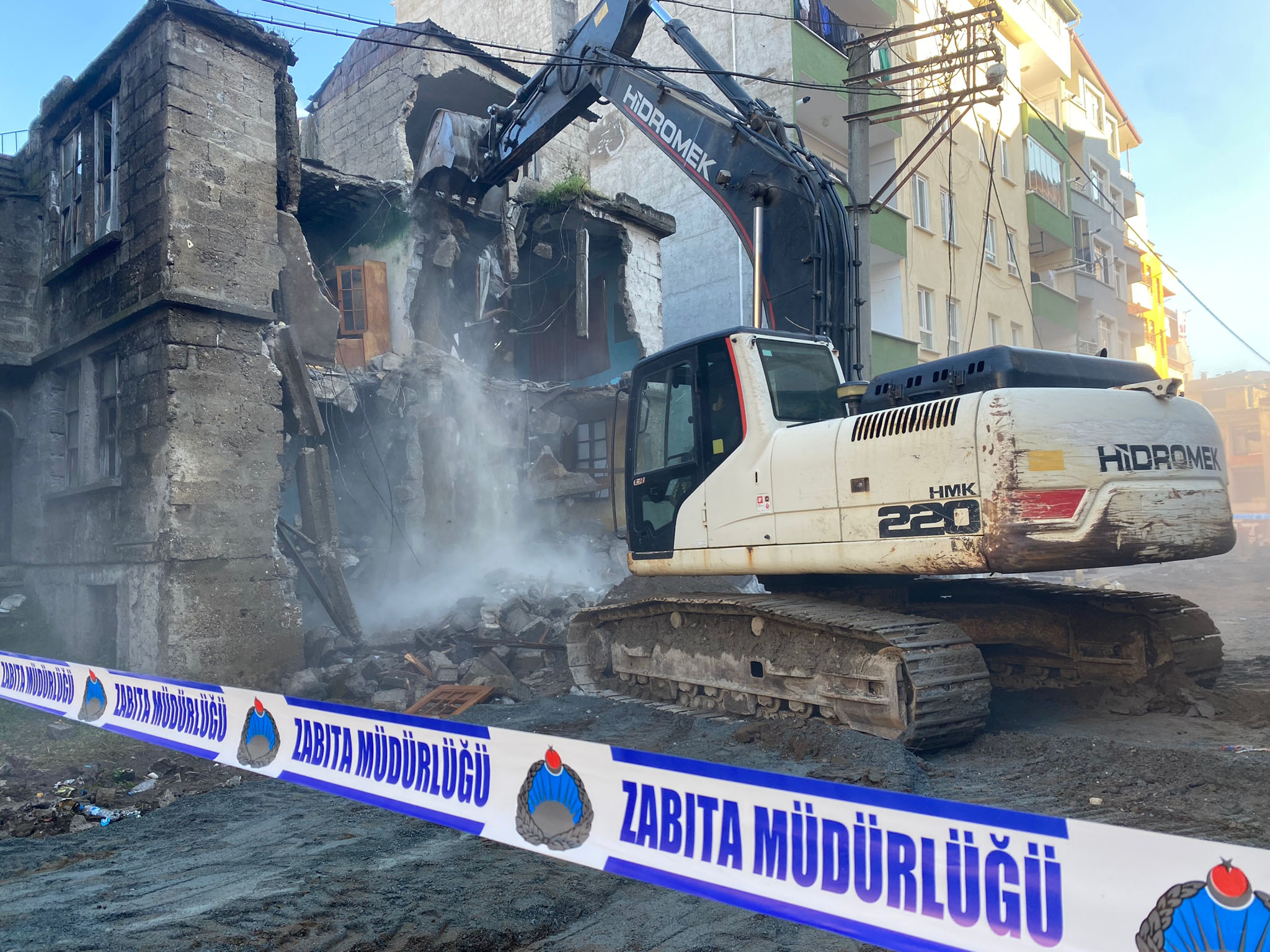 Metruk binaların yıkımına devam ediliyor