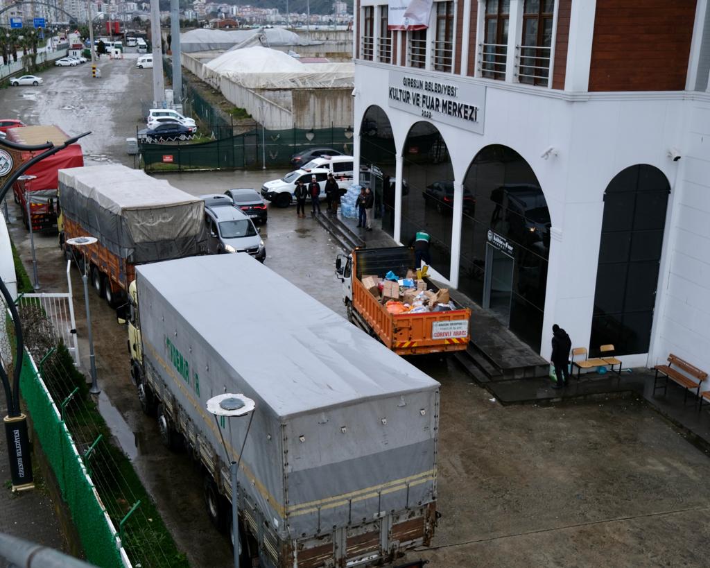 DEPREM BÖLGELERİNE GİRESUN’DAN 3 TIR DOLUSU YARDIM MALZEMESİ YOLA ÇIKTI