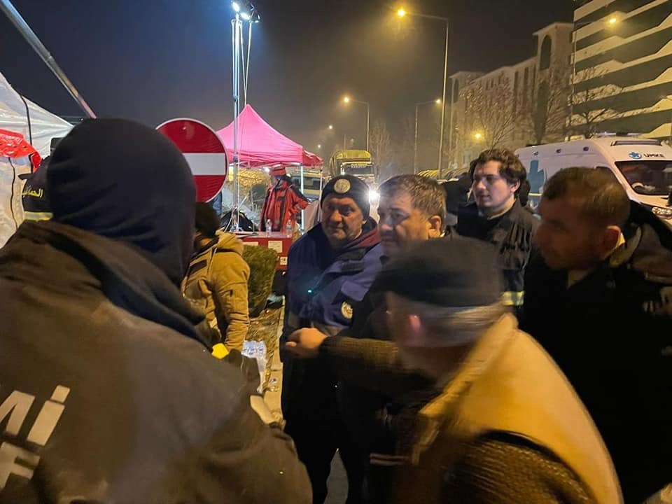 BAŞKAN ŞENLİKOĞLU DEPREM BÖLGESİNDE EKİBİNİN BAŞINDA
