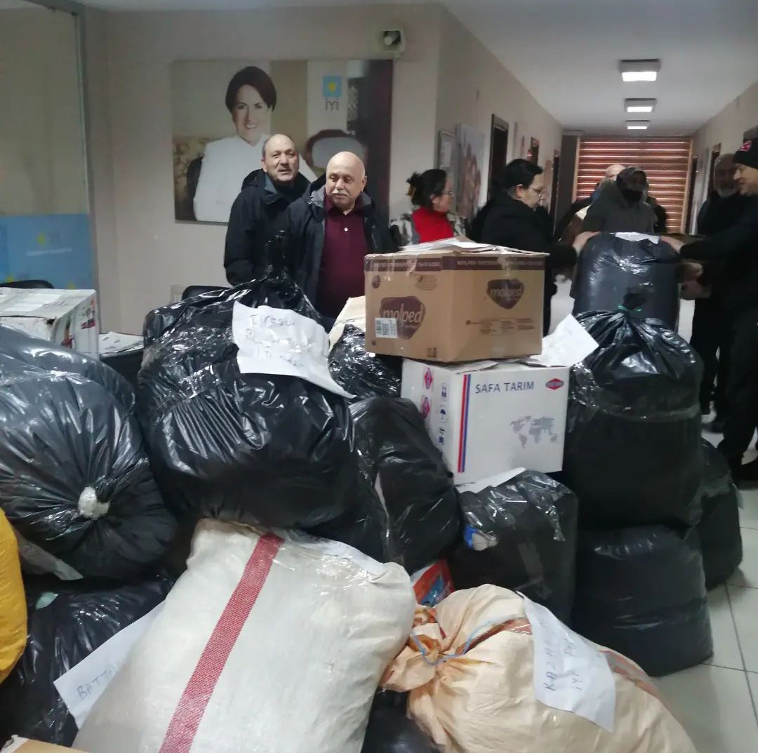 İYİ PARTİ'DE YARDIMLAR DEVAM EDİYOR