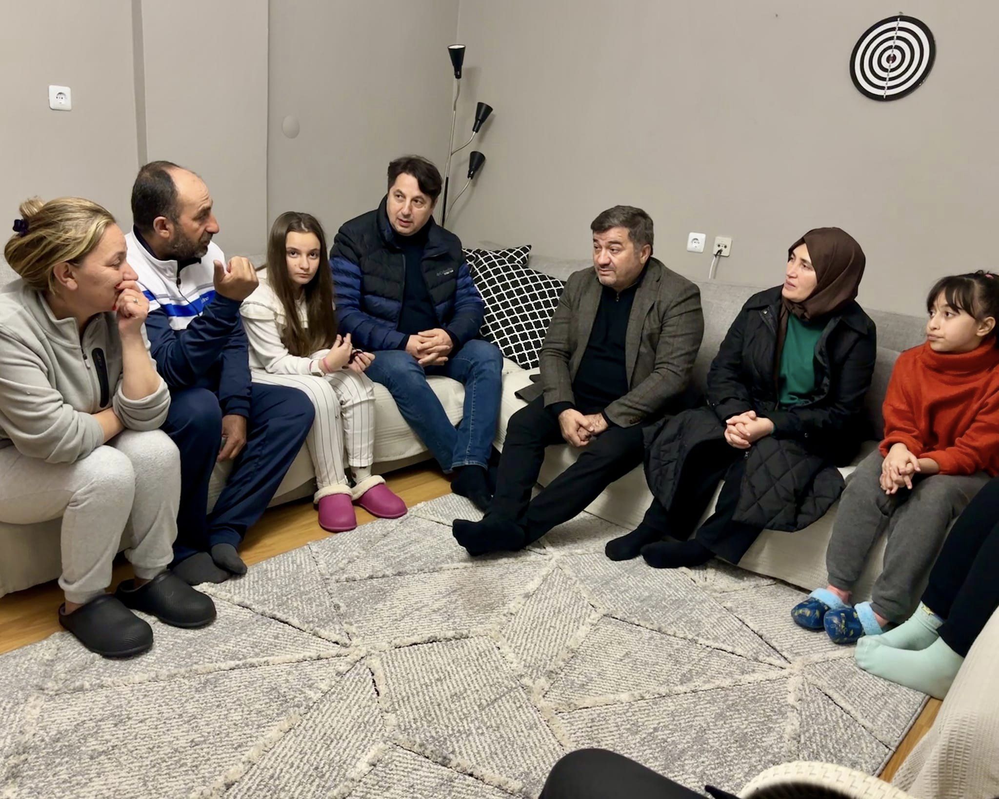 ŞENLİKOĞLU ŞEHRİMİZE GELEN DEPREMZEDE AİLELERİ ZİYARET ETTİ 