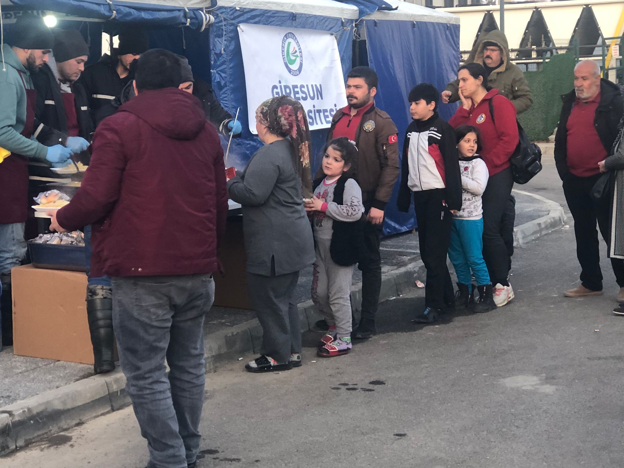 Üniversitemizin Deprem Bölgesinde Kurduğu Seyyar Mutfak Hizmet Vermeye Başladı