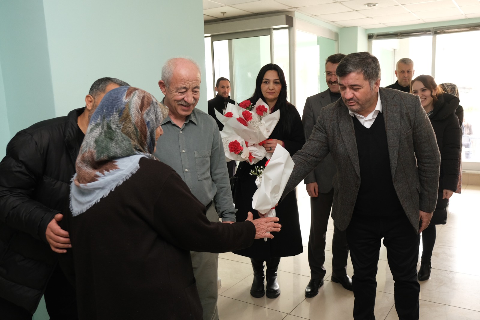 BAŞKAN ŞENLİKOĞLU’NDAN ŞEHRİMİZDEKİ DEPREMZEDELERE ANLAMLI ZİYARET