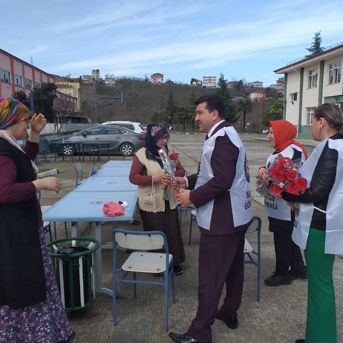 Hak-İş Giresun şubesinden depremzedelere ziyaret 