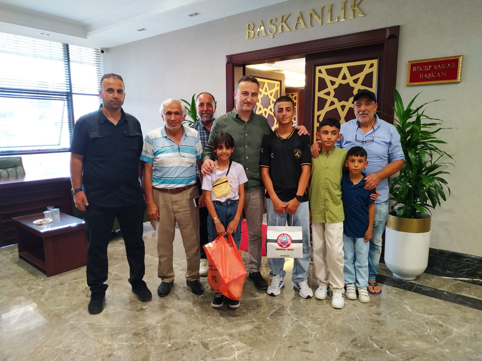 6 gün sonra enkazdan çıkarılan Baran Bulancak Belediyesini ziyaret etti