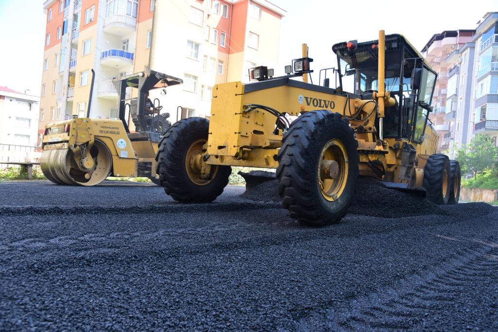 ŞEHRİMİZİN DÖRT BİR YANINDA SICAK ASFALT ÇALIŞMASI DEVAM EDİYOR