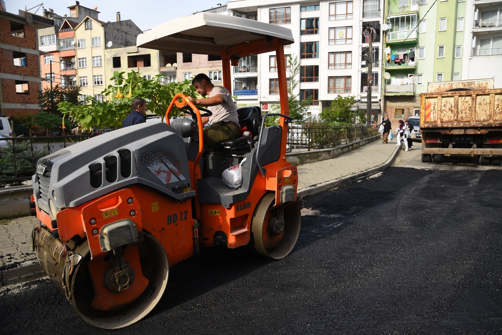 SICAK ASFALT ÇALIŞMALARI DEVAM EDİYOR