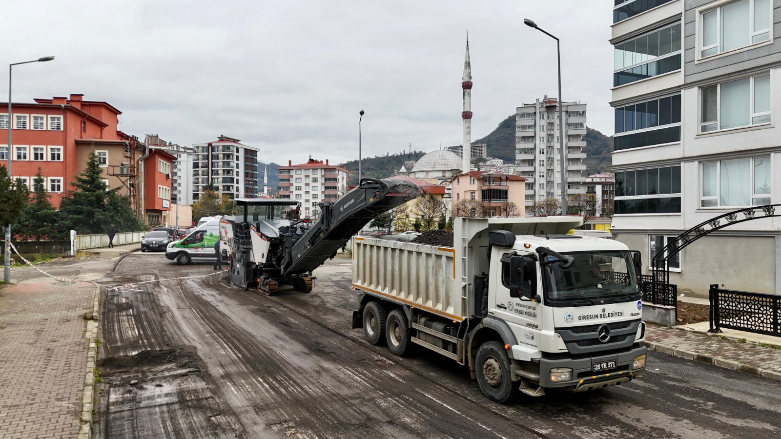 GİRESUN’DA ASFALT ATAĞI SÜRÜYOR