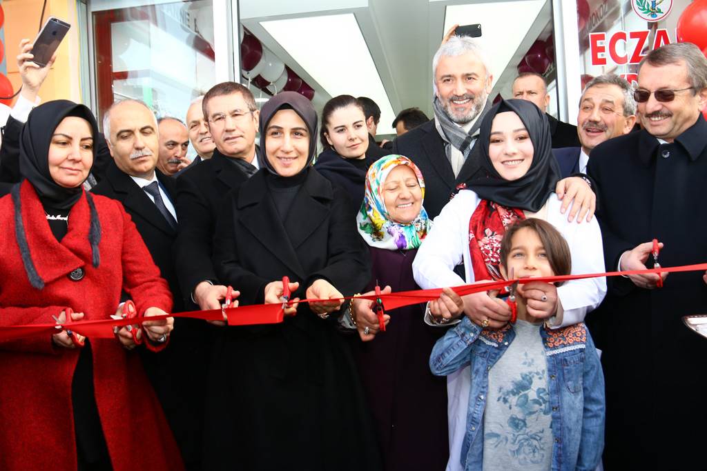 Başbakan Yardımcısı Canikli ve Vali Karahan Eczane