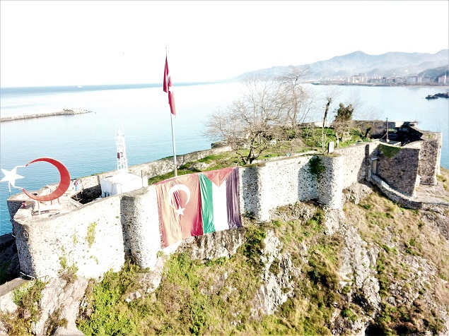 Tirebolu Kalesine Türkiye ve Filistin Bayrağı