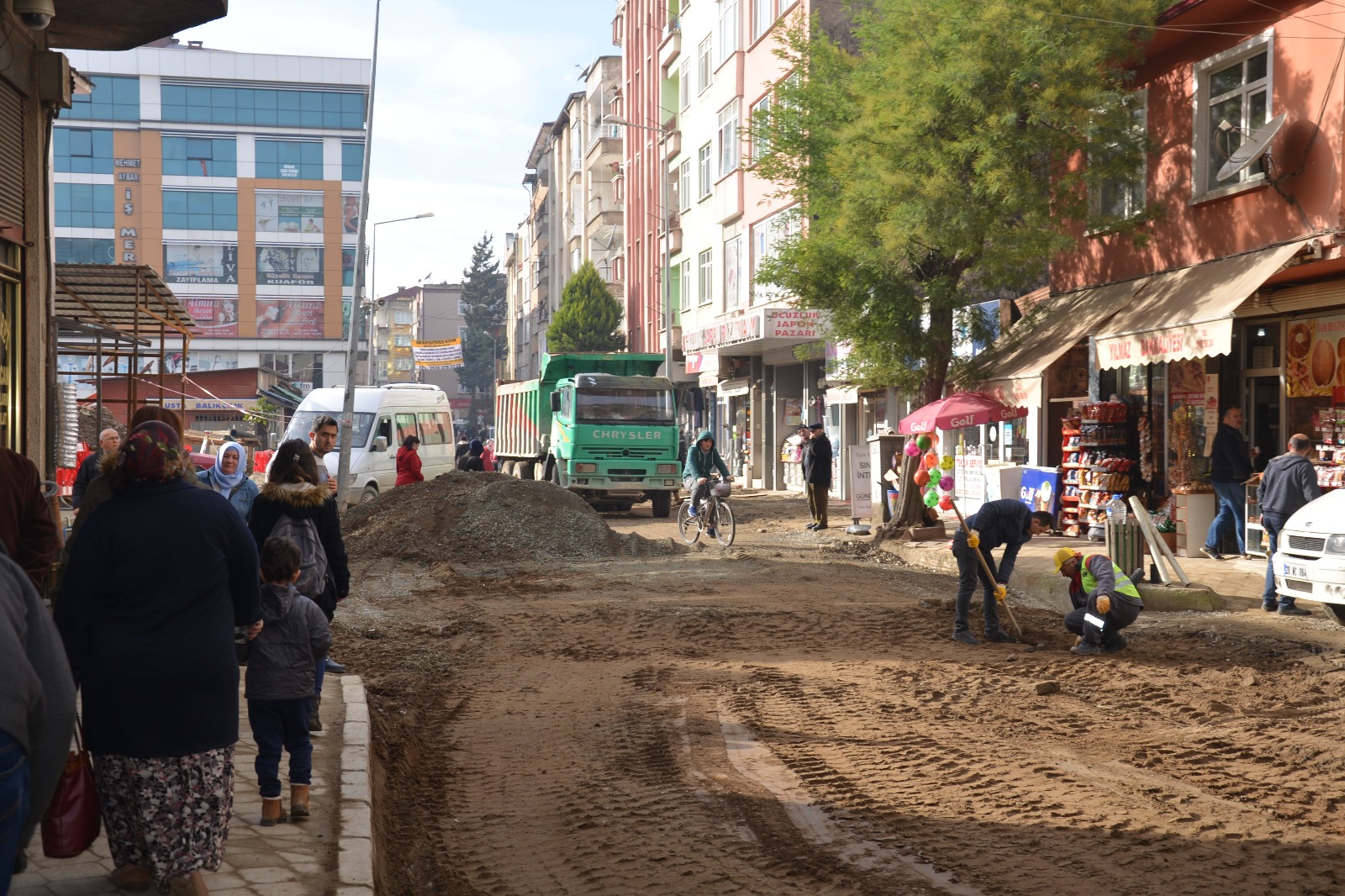 Yakar, Esnafımızın isteğiyle caddemizi asfalt