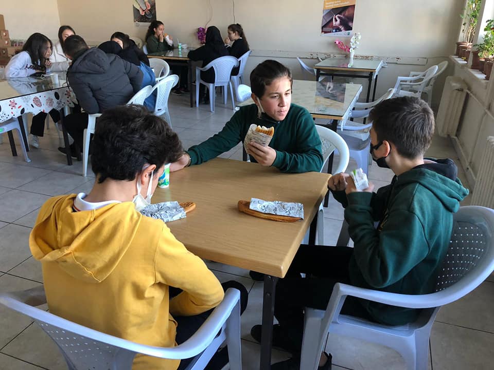 Başkan Yakar’dan Lise Öğrencilerine Çay-Tost