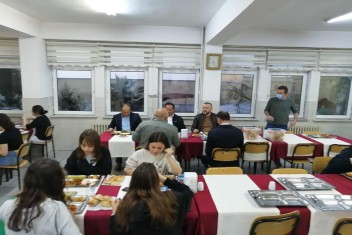 BAŞKAN EMÜR ÖĞRENCİLERLE İFTAR